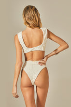 Carregar imagem no visualizador da galeria, Model Back: Empress Bottom Bottom Beatriz Bikini Off White Floral Texture
