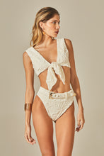 Carregar imagem no visualizador da galeria, Model Front: Empress Bottom Bottom Beatriz Bikini Off White Floral Texture
