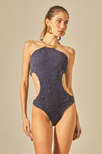 Carregar imagem no visualizador da galeria, Model Front: Empress One-Piece Tex-Azul-Marinho Body Bardot

