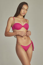 Carregar imagem no visualizador da galeria, Model Front: Empress Set Bikini Agatha Fuchsia Pink
