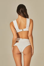 Carregar imagem no visualizador da galeria, Model Back: Empress Bottom Bottom Hoop Sloane White Tweed Texture
