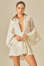 Carregar imagem no visualizador da galeria, Model Front: Empress Shirtdress Offwhite Camisa Claire
