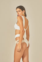 Carregar imagem no visualizador da galeria, Model Back: Empress Bottom Bottom Offwhite Sloane
