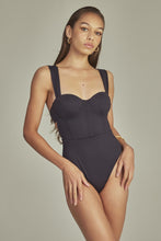 Carregar imagem no visualizador da galeria, Model Front: Empress One-Piece Bouche Body Black
