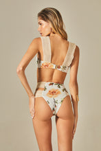 Carregar imagem no visualizador da galeria, Model Back: Empress Top Top Sloane Rose Print
